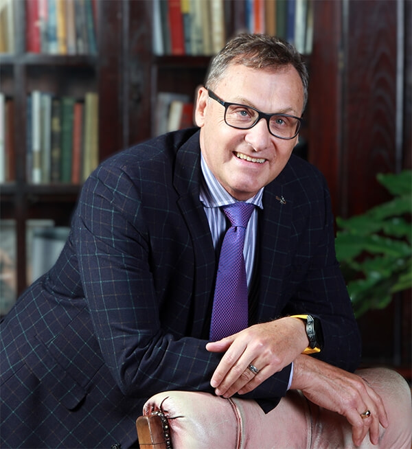 Portrait of Willem Smith, the Chief Commercial Officer of Hollard.