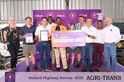 2022 Hollard Highway Heroes winner with his team, holding his award